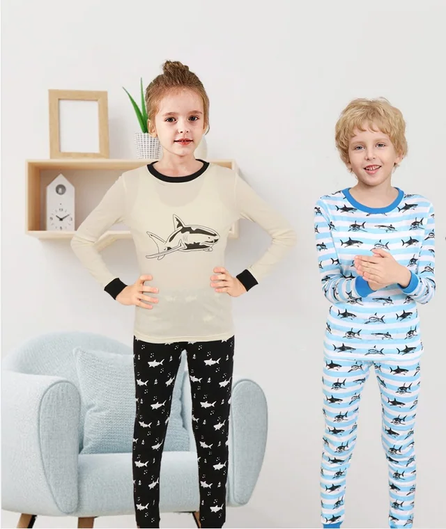 Two children, two sizes, one print